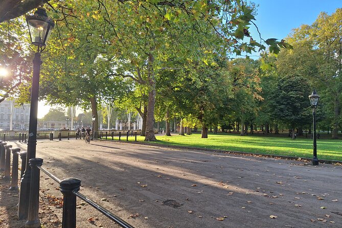 2 Hour Walking Tour from Buckingham Palace to Big Ben - Buckingham Palace: what you’ll notice beyond the postcard