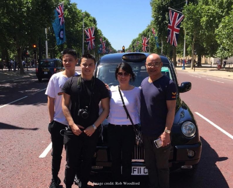 4-Hour Private Tour of London in a Panoramic Black Cab - St James’s Palace and Buckingham Palace: royal sights with photo-friendly pauses