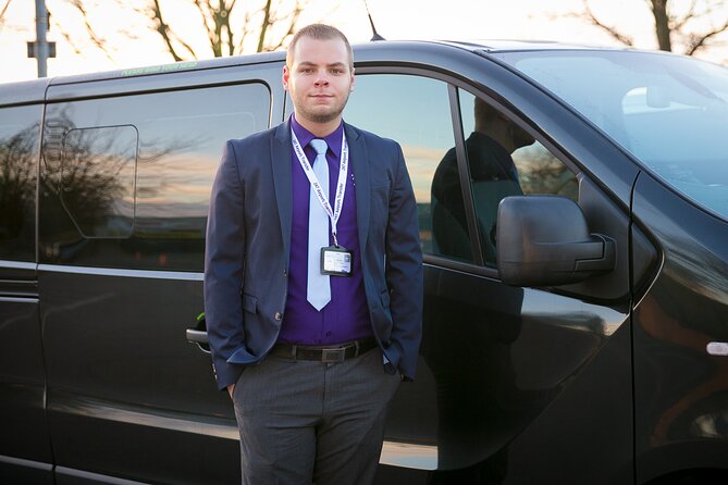 8 Seater Transfer: Heathrow Airport to Central London - The van/vehicle: space for up to 8 people and luggage rules