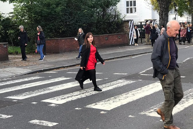 A Beatles London taxi tour and sightseeing experience - White Cube, Mason’s Yard: John and Yoko’s first meeting place