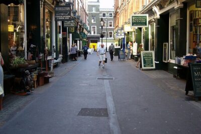 A Muggle's Guide to Harry Potter Walking Tour in London - From Temple to Trafalgar Square: starting with a London anchor