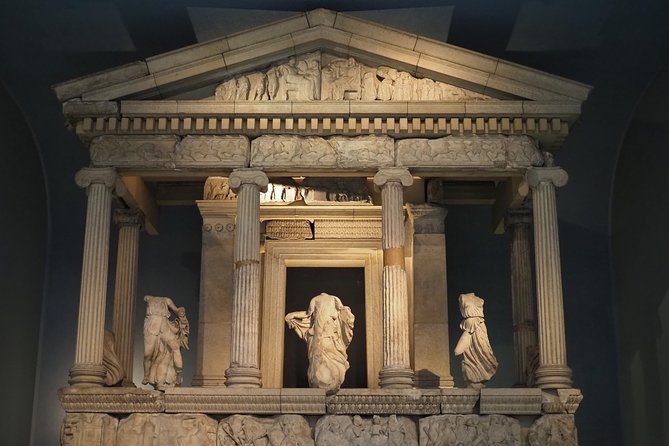 British Museum In-Depth Private Guided Tour - Air-conditioned reality check: plan for the warm rooms