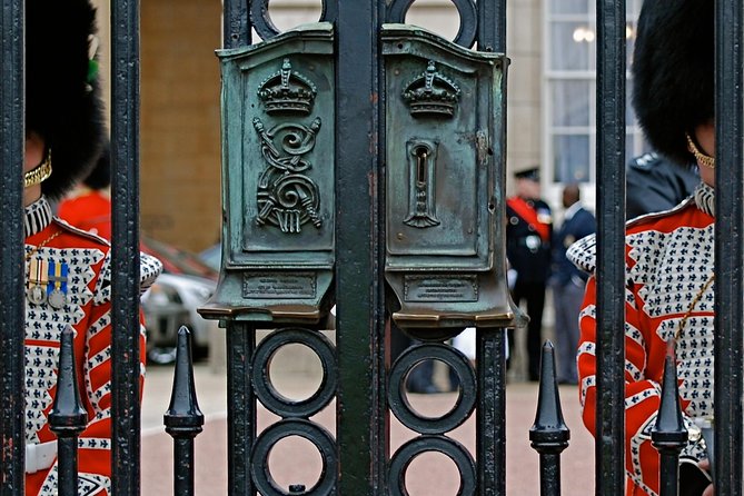 Buckingham Palace and Vintage Bus Tour of London - Guides and group size: where your experience can swing