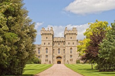 Buckingham Palace and Windsor Castle Self-Guided Tour with Coach - St. George’s Chapel rules and the Queen Mary’s Dolls’ House moment