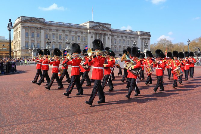 Buckingham Palace and Windsor Castle Self-Guided Tour with Coach - Crowds, phone rules, and small things that affect your comfort