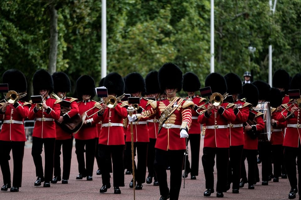 Buckingham Palace Visit and Changing of the Guard Tour - Getting Oriented at Waterloo Place (Before You Even See the Guards)