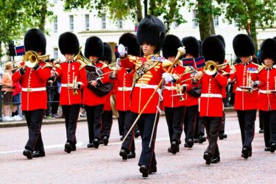 Changing of Guards, Big Ben, Tower of London, Beefeaters & Cruise - A Thames cruise between landmarks: the mental break you’ll feel