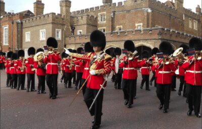Changing of the Guard at Buckingham Palace - Two Royal Palaces in one 2-hour walk