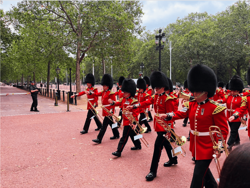 Changing of the Guard at Buckingham Palace - The guide’s role: history, uniforms, and band surprises