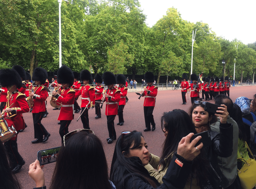 Changing of the Guard at Buckingham Palace - Beating the crowds while staying in the right mindset