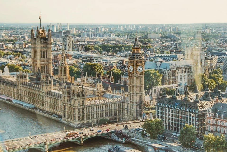 Changing of the Guard Experience in London - Buckingham Palace viewpoint: a photo stop with less chaos