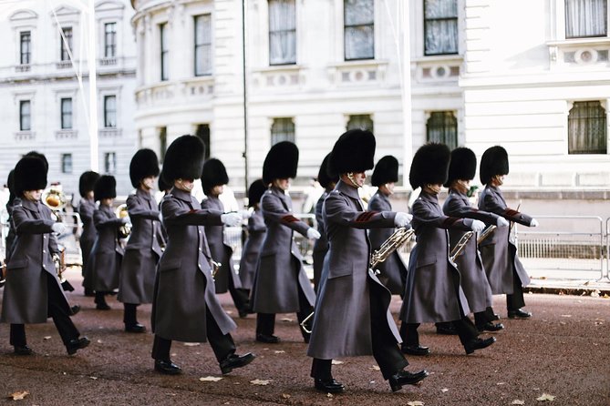 Changing of the Guard Guided Walking Tour Semi-Private 12ppl Max - How Guides Get You Better Guard-Spotting Without the Chaos