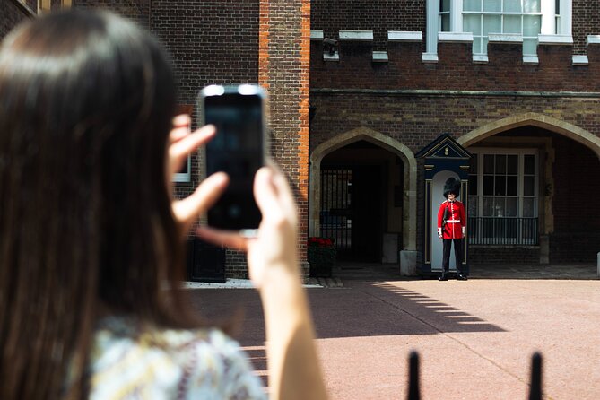 Changing of the Guard & Royal Food Tour with 15+ Tastings - The Changing of the Guard stop: what the guide helps you catch