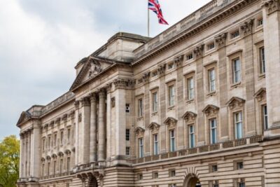 Changing of the Guard Small-Group Walking Tour in London - The St James’s Park start and the 10:00 am rhythm