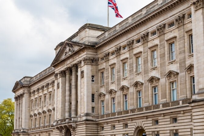 Changing of the Guard Small-Group Walking Tour in London - The St James’s Park start and the 10:00 am rhythm