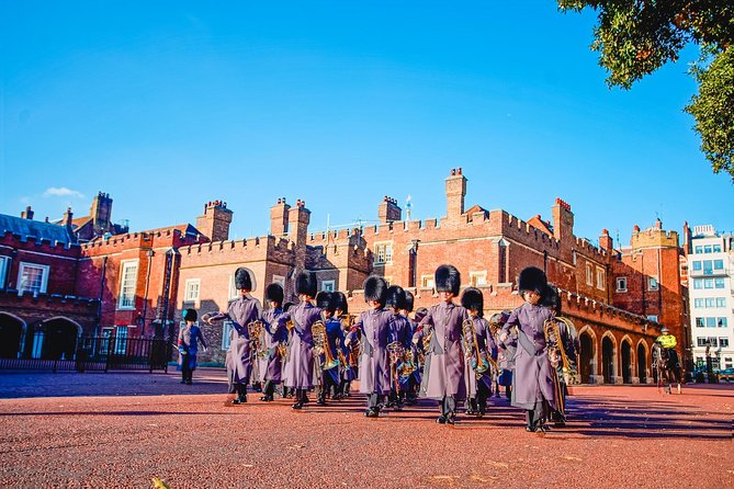 Combi Ticket: Westminster Walking Tour, River Cruise & The Shard - Trafalgar Square, Horse Guards Parade, and Whitehall: the “big names” without the overplanning