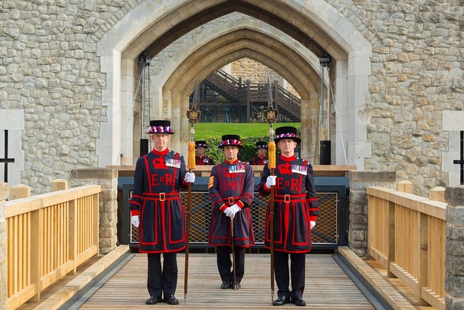 Crown Jewels of London Tour with River Cruise - From Trafalgar Square to the Coach: How the Day Sets Its Pace