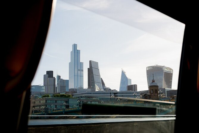 Discover London in a Panoramic Black Cab - Shakespeare’s Globe and the Thames: photos and atmosphere in Bankside
