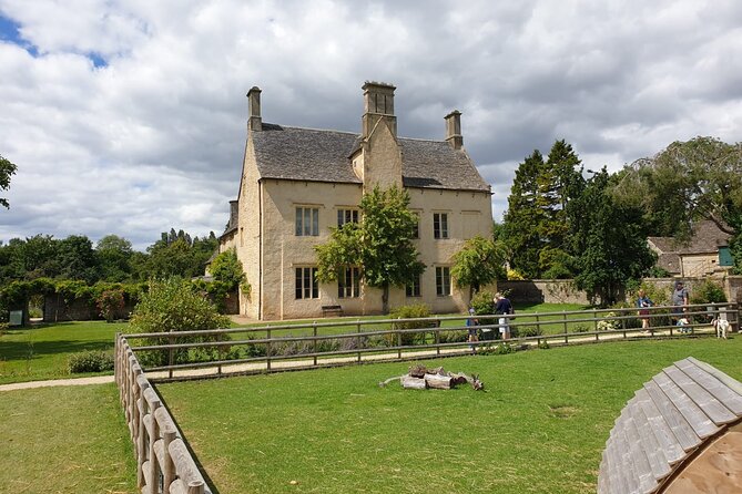 Downton Abbey Day In The Cotswolds Tour - Burford High Street: Cotswolds shopping and classic architecture