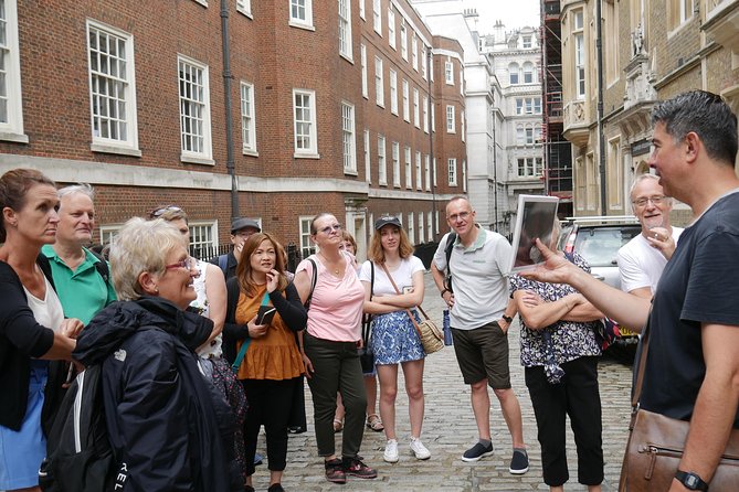 Downton Abbey London Walking Tour - Stop 3 Near Buckingham Palace: Character Beats Outside the Courtyard