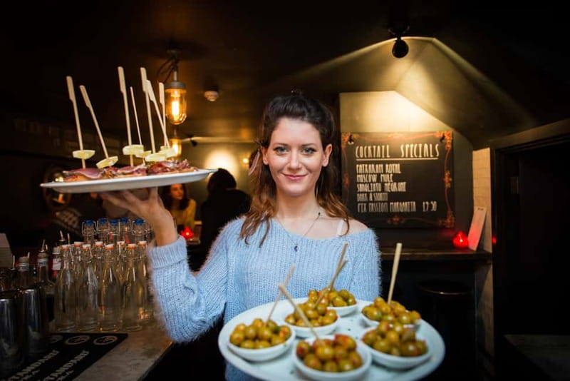 Eating London: Twilight Soho VIP Food & Drinks Tour - The pub stop: pie and a pint for that classic London rhythm