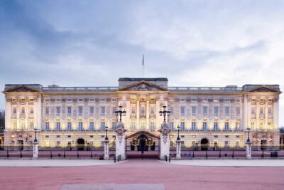 Enter Buckingham Palace & See The Main Westminster Sights Tour - Trafalgar Square and Nelson’s Column: Big Icons, Fast Photos, Real Landmarks