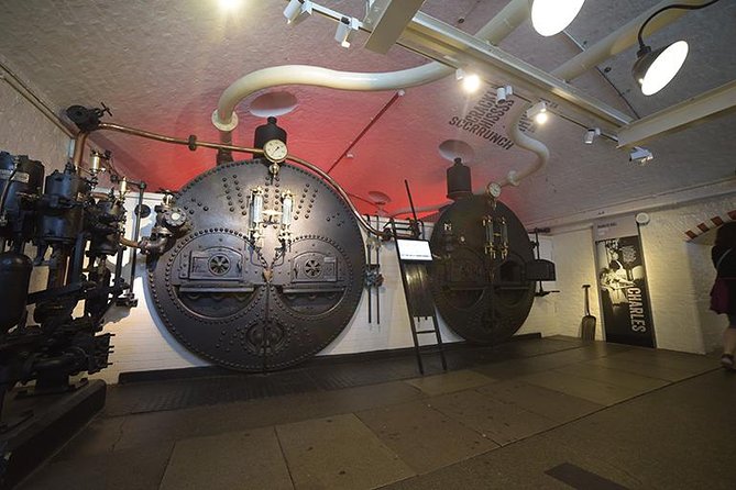 Explore Tower Bridge & London's Top 30 Landmarks Tour - Trafalgar Square, Nelson’s Column, and the National Gallery frame