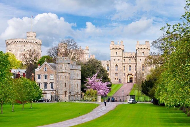 Extended visit: Windsor Castle & Stonehenge - The Guide and Coach: Comfort, Group Size, and Story Time