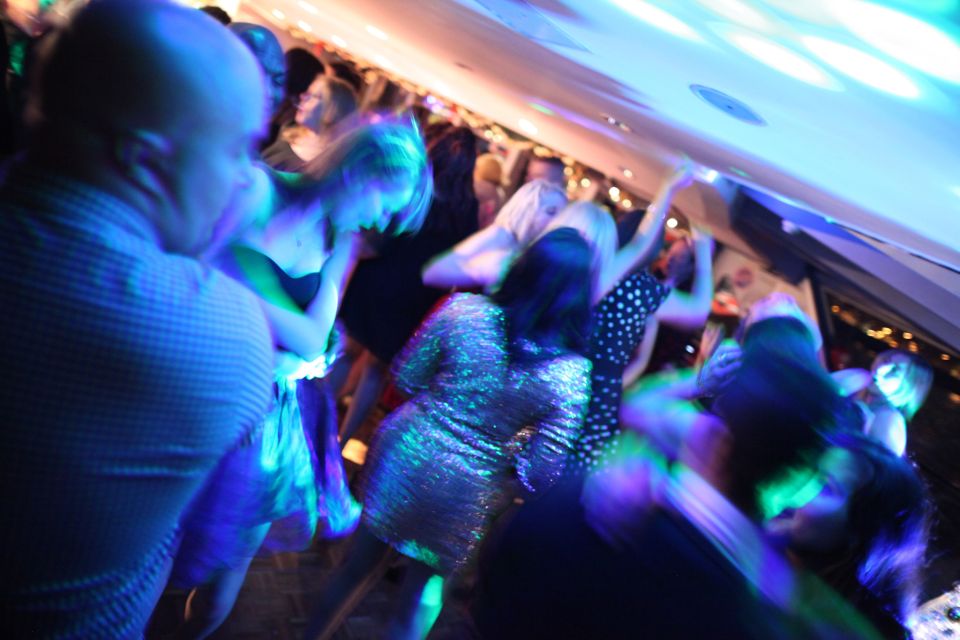 Festive London New Year’s Eve 3-Course Dinner Cruise - Heated comfort vs cold air: how to dress for this kind of night