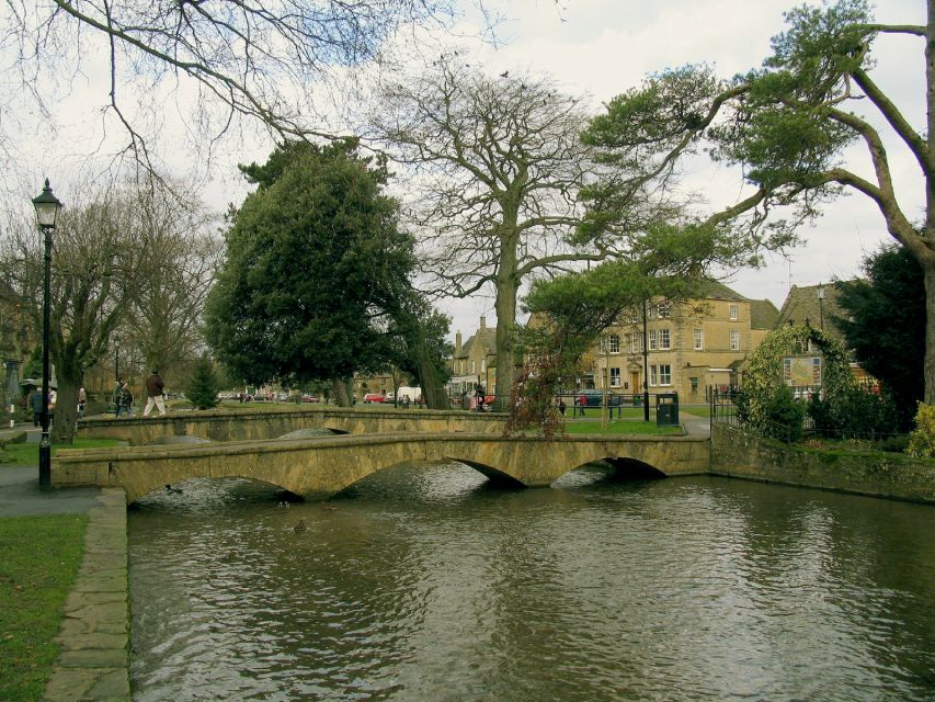 From London: Shakespeare's Stratford-upon-Avon Day Trip - Rain, crowds, and the pacing you should expect