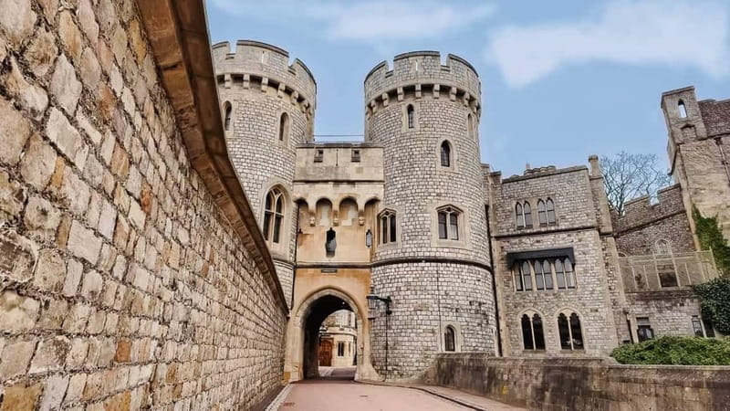From London: Stonehenge & Windsor Castle Tour with Tickets - The Coach Ride: Comfort and Commentary on the Way Out
