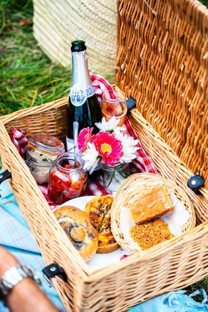 From London: Vintage Bus Wine Tour with Return Train Tickets - Bus transfer break: short hop, reset your palate