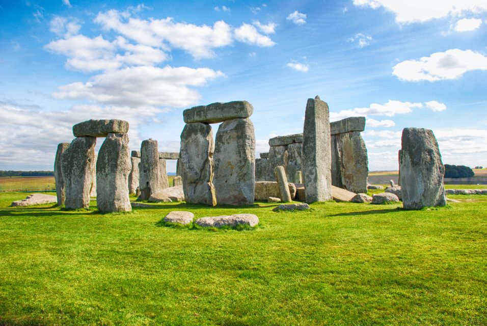 From London: Windsor, Stonehenge & Oxford Private Car Tour - Stonehenge with the Visitor Exhibition Centre: Neolithic Engineering in Plain Sight