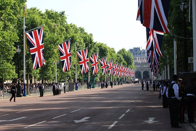 Full Day London Private Tour with Admissions to Iconic Landmarks - Trafalgar Square and the London Eye: photos, atmosphere, and using the pass
