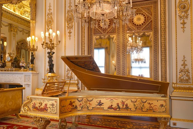 Full Royal Tour: Royal London & Buckingham Palace Tour - Horse Guards Parade: quick photos near St. James Park