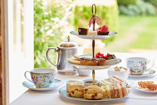 Hampton Court Guided Tour. Full day Access & High Tea - Hampton Court with a guide first, then freedom after