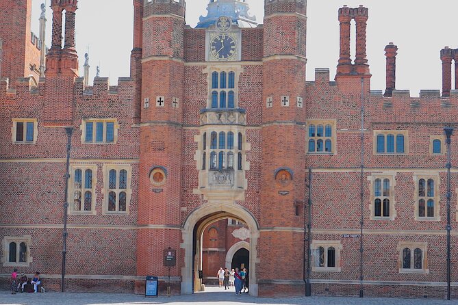 Hampton Court Guided Tour. Full day Access & High Tea - What’s the real vibe: history fans, tea lovers, and question-askers