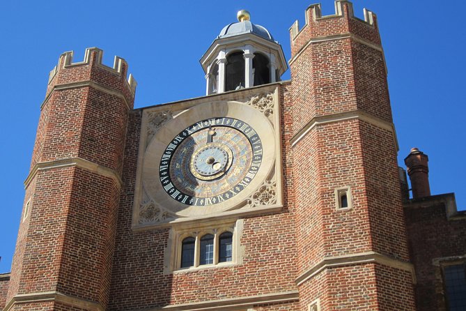 Hampton Court Palace 3hr tour: Henry VIII's & William III's intriguing Palaces - Entering Henry VIII’s palace: Great Hall, kitchens, and the Haunted Gallery