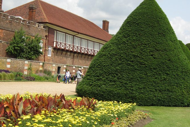 Hampton Court Palace 3hr tour: Henry VIII's & William III's intriguing Palaces - If you have time: Georgian rooms, real tennis, and the grapevine in the gardens