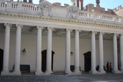 Hampton Court Palace 3hr tour: Henry VIII's & William III's intriguing Palaces - William III’s state apartments: weaponry, optical illusions, and odd rules