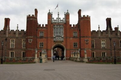 Hampton court palace private tour from London - Inside Hampton Court Palace: a timed 2-hour tour with real Tudor focus
