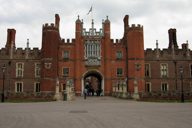 Hampton court palace private tour from London - Inside Hampton Court Palace: a timed 2-hour tour with real Tudor focus