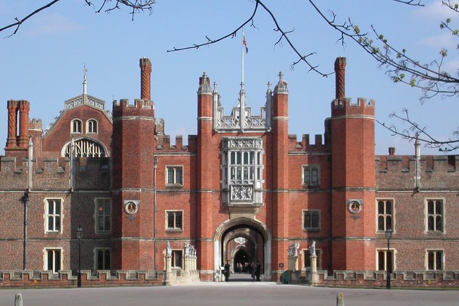 Hampton Court Palace Private Tour - Secrets of Henry VIII - Hampton Court Palace With a Tudor Historian Who Can Answer the Tough Questions
