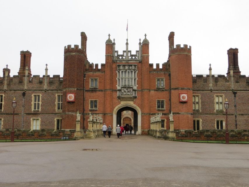 Hampton Court Palace Private tour With Fast Track Entry - Fast track entry at the palace: what you actually get
