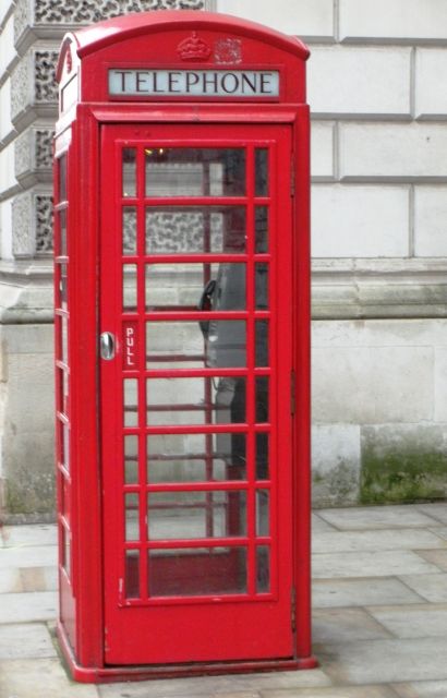 Harry Potter film locations Tour in London - King’s Cross Station: Platform 9 ¾ and the Ministry of Magic Setup