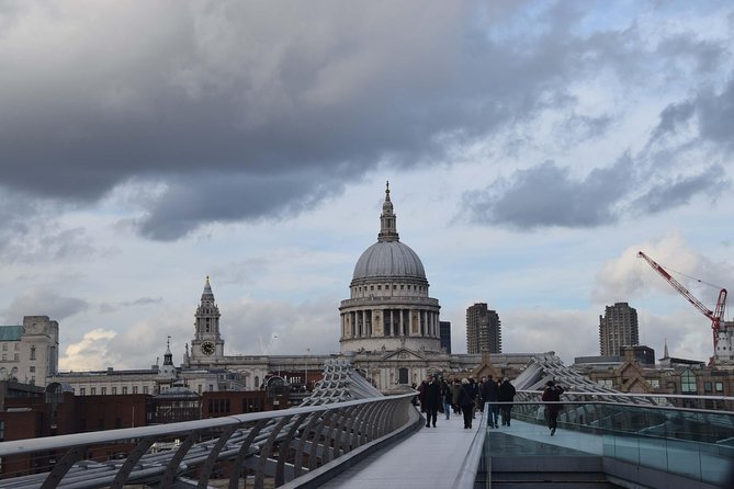 Harry Potter London Small Group Walking Tour - Stop 1: St Paul’s Cathedral and the Hogwarts-classroom steps vibe