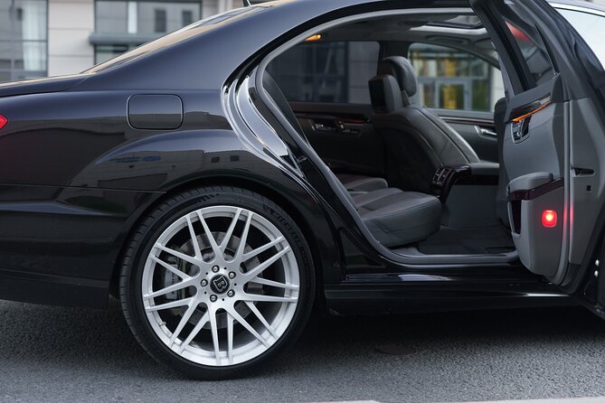 Heathrow Airport to London Transfers - Flight delay-proofing with tracking, updates, and in-car Wi‑Fi