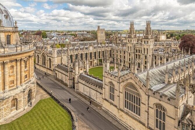 Heathrow Airport To Oxford Private Transfer - Where to meet at Heathrow: WHSmith, Costa Coffee, and A44 Taxis