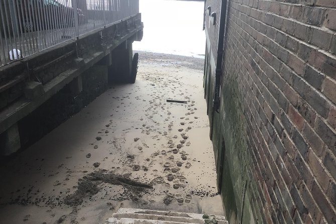Historic walk of East Londons Wapping Docks and its famous Pubs - The dockside science and crime: police units and navigation stories