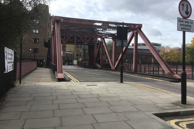 Historic walk of East Londons Wapping Docks and its famous Pubs - Walking route in plain terms: from Canary Wharf to St Katharine Docks